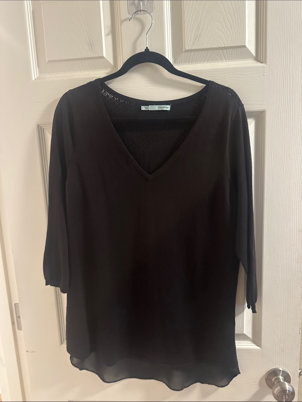 Chiffon-Hem Black V-Neck Blouse 3/4 Sleeve